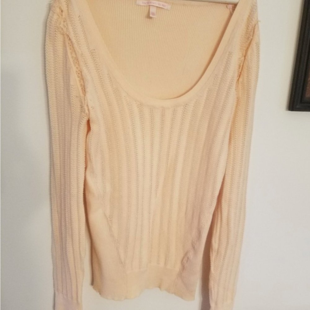🎃 Victoria's Secret light tee w lace